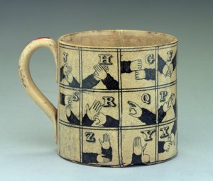 Kubek Staffordshire przedstawiający alfabet w języku migowym, ok. 1820 (ceramika) autorstwa English School