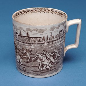 Kubek Staffordshire kufel z transferem w kolorze sepii z meczu piłki nożnej (ceramiczny) autorstwa English School