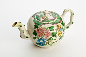 Czajnik Staffordshire ozdobiony chryzantemami, 1760 (ceramika glazurowana solą) autorstwa English School