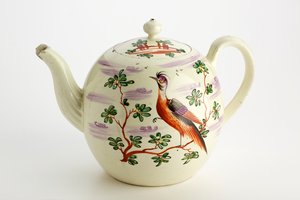 Czajnik Staffordshire ozdobiony egzotycznym ptakiem i budynkiem wśród drzew, ok. 1900 r. 1765-75 (kremware) autorstwa English School