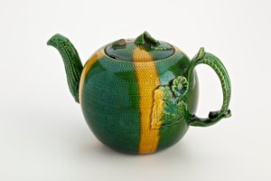 Czajnik Staffordshire z uchwytem i dziobkiem z kraba, 1750 (ceramika emaliowana ołowiem) autorstwa English School