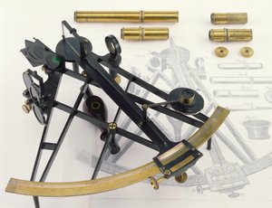 Ten Inch Sextant, prawdopodobnie George Adams (1750-95), sygnowany przez dealera Williama Healera (1763-1815) (mosiądz z oryginalnym oksydowanym wykończeniem)