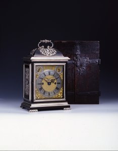 Barnard Tompion, Tompion and Banger, Londyn, nr 460, uderzający zegar na wsporniku, ok. 1708 (heban i srebro) (zob. również 745882-88) autorstwa English School