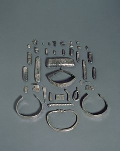 Skarb Cuerdale, skarb anglosaski i wikingów, znaleziony na nabrzeżu rzeki Ribble przy Cuerdale Hall, niedaleko Preston, Lancashire, data końcowa 901-5 AD (srebro) autorstwa English School