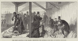 Wielka Katastrofa nad Tamizą, identyfikująca Ubrania Umarłych w Woolwich Dockyard (rycina) autorstwa English School