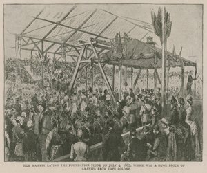 The Imperial Institute: Jej Wysokość kładzie kamień węgielny 4 lipca 1887, który był ogromnym blokiem granitu z Cape Colony autorstwa English School