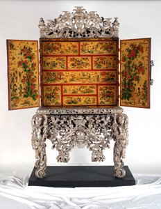 Gabinet Witcombe, ok. 1697 (drewno japońskie i posrebrzane)