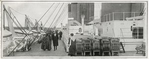 Pokład promenady na Titanicu, z „Sfery”, 20 kwietnia 1912 (lit) (detal 450874) autorstwa English School