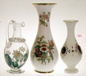 Dzbanek na wodę zdobiony liliami wodnymi farbą ceramiczną pokrytą kryształem, Henry G. Richardson, połowa XIX w.; dwa wazony ze szkła opalowego autorstwa Henry