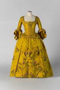 Żółta brokatowa otwarta szata i halka, ok. 1750 (jedwab) autorstwa English School