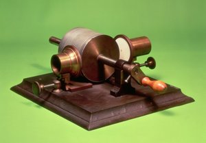 Replika pierwszego fonografu, wynaleziona przez Thomasa Alvę Edisona (1847-1931) w 1877 (metal) (patrz też 260255)