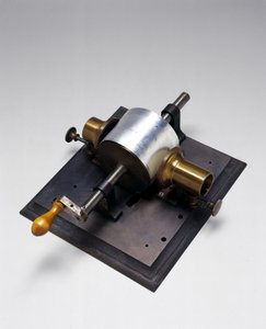 Replika pierwszego fonografu, wynaleziona przez Thomasa Alvę Edisona (1847-1931) w 1877 (metal) (patrz także 2341)
