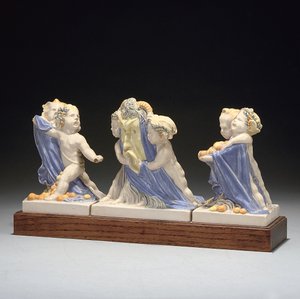 Trzyczęściowa grupa figuralna na cokole autorstwa Eric Bradbury