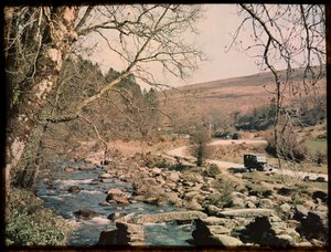 Clapper Bridge, Dartmeet, Widecombe in the Moor, Teignbridge, Devon, Wielka Brytania autorstwa Eric Maybank