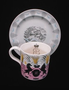 Kubek koronacyjny i talerz podróżny, Wedgwood autorstwa Eric Ravilious