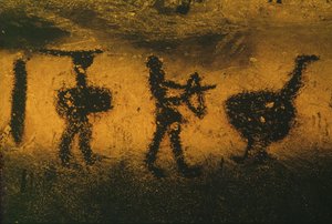 Wojownik, łucznik i ptak podobny do strusia, pomalowany odchodami nietoperza autorstwa Erich Lessing