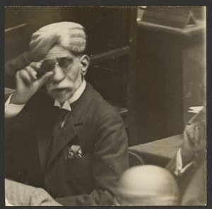 [Siedzący mężczyzna w turbanie i ciemnych okularach] autorstwa Erich Salomon