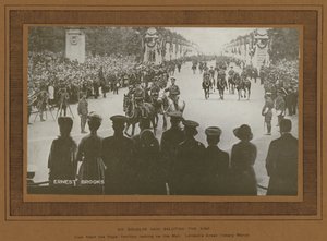 Uroczystości zwycięstwa w Londynie w 1919 r., Sir Douglas Haig pozdrawia króla (zdjęcie czarno-białe)