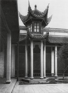 Changshafu, Chen kia tze tang, Hunan, świątynia przodków rodziny Chen, dzwonnica na głównym dziedzińcu (zdjęcie czarno-białe) autorstwa Ernst Boerschmann