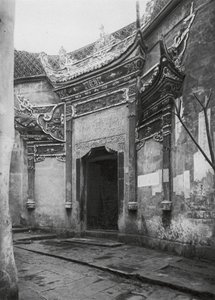 Chungkingfu, Szechuan, Drzwi domu w alei, zdobione szkliwioną porcelaną (zdjęcie czarno-białe) autorstwa Ernst Boerschmann