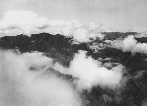 Hua shan, Pai yun, Shensi, Białe chmury wokół szczytu Świętej Góry (zdjęcie czarno-białe) autorstwa Ernst Boerschmann