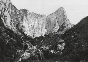 Hua shan, Shensi, cylinder góry 5 szczytów, szczyt środkowy i zachodni (zdjęcie czarno-białe) autorstwa Ernst Boerschmann