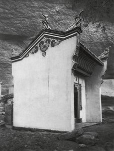 Ichangfu, Lung wang tung, Hupei, Sala Bramy w Świątyni Króla Smoka (zdjęcie czarno-białe) autorstwa Ernst Boerschmann