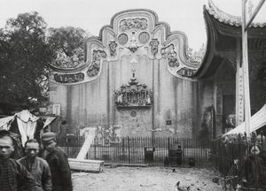 Kuangchou, Kuangtung, Świątynia Boga Medycyny, szczyt od strony ulicy (zdjęcie czarno-białe) autorstwa Ernst Boerschmann