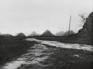 Kuangsi, Góry Stożkowe na północ od Kueilinfu (zdjęcie czarno-białe) autorstwa Ernst Boerschmann