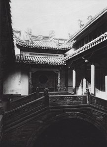 Ningpo, Fukien hui kuan, Chekiang, dziedziniec w klubie Fukien (zdjęcie czarno-białe) autorstwa Ernst Boerschmann