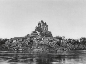 Shih pao chai, Wan yin shan, Szechuan, wioska i święta skała nad brzegiem Jangcy (zdjęcie czarno-białe) autorstwa Ernst Boerschmann