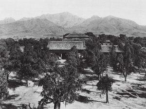 Taianfu, Tai miao, Shantung, widok na Świętą Górę Tai shan nad Wielką Świątynią na północy (zdjęcie czarno-białe) autorstwa Ernst Boerschmann