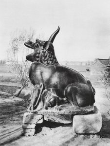 Taiyuanfu, Shansi, brązowy jednorożec strzegący rzeki Fen (zdjęcie czarno-białe) autorstwa Ernst Boerschmann