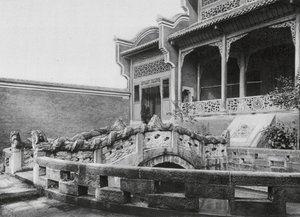 Wanhien, Wen miao, Szechuan, dziedziniec ze stawem i smoczym mostem w Świątyni Konfucjusza w Wanhien (zdjęcie czarno-białe) autorstwa Ernst Boerschmann