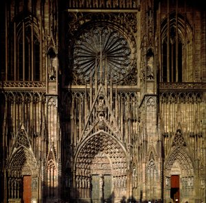 Sztuka gotycka: widok z jednego z portali na katedrę Notre Dame de Strasbourg, zbudowaną w XIII wieku przez Erwina von Steinbacha. (Dolny Ren) autorstwa Erwin von Steinbach