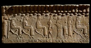 Cywilizacja etruska: fryz z terakoty ozdobiony płaskorzeźbami bóstw i siedzących dostojników. 580 pne Wym. 24x54 cm. Z Pałacu Murlo. Murlo, Antiquarium Comunale autorstwa Etruscan