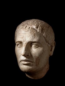 Głowa mężczyzny w jasnej glinie, II w. p.n.e. autorstwa Etruscan