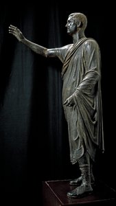 Rzymska sztuka etruska: brązowy posąg Aulo Metello zwany Harangueur - 80 pne, Z Pila koło Perugii, Dim. 179 cm - Florencja, Museo Archeologico - Portret Aule Metele (Aulus Metellus) znanego również jako Orator (L