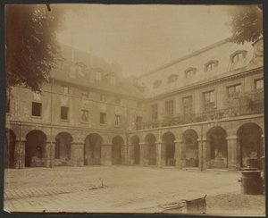 [Zadaszony dziedziniec] autorstwa Eugène Atget