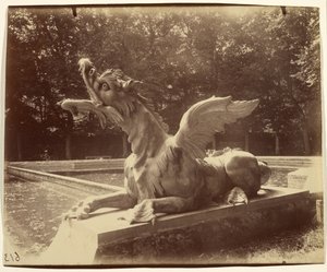 Grand Trianon, „Smok” autorstwa Hardy’ego autorstwa Eugène Atget