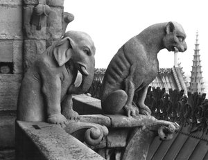 Rzygacze słonia i lwa z balustrady Grande Galerie fasady zachodniej, replika oryginału z XII wieku (kamień) (zdjęcie czarno-białe) autorstwa Eugene Emmanuel Viollet le Duc