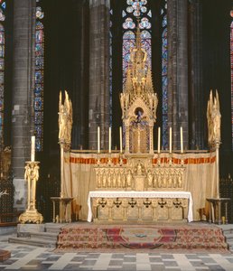 Ołtarz wysoki w stylu neogotyckim, w otoczeniu 4 aniołów niosących instrumenty Męki Pańskiej z tabernakulum zwieńczonym misternie zdobioną iglicą