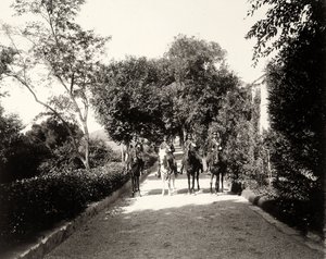 Grupa umundurowanych mężczyzn na koniach na farmie Lo Zucco, Sycylia, ok. 1900 autorstwa Eugenio Interguglielmi