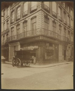 54 Rue Saint-Honoré i 1 Rue des Prouvaires, (1° Arr.) autorstwa Eugène Atget
