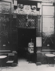 Au Réveil Matin, rue Amelot, 11. dzielnica, Paryż autorstwa Eugène Atget