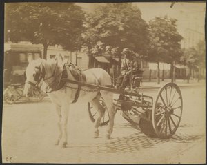 [Zamiatarka konna] autorstwa Eugène Atget