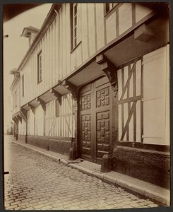 Beauvais, House, 27 Rue Pantaléon. autorstwa Eugène Atget