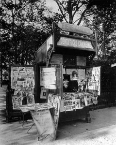 Kiosk w Paryżu, ok. 1910 (zdjęcie czarno-białe) autorstwa Eugène Atget