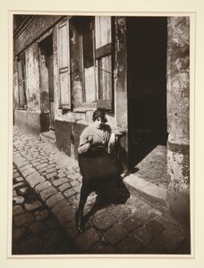 La Villette, publiczna dziewczyna na zegarku, 19. Kwiecień 1921 (La Villette, Streetwalker czekając na klienta, 19. dzielnica, kwiecień 1921) autorstwa Eugène Atget