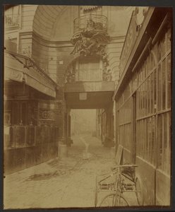 Dragon Gate autorstwa Eugène Atget
